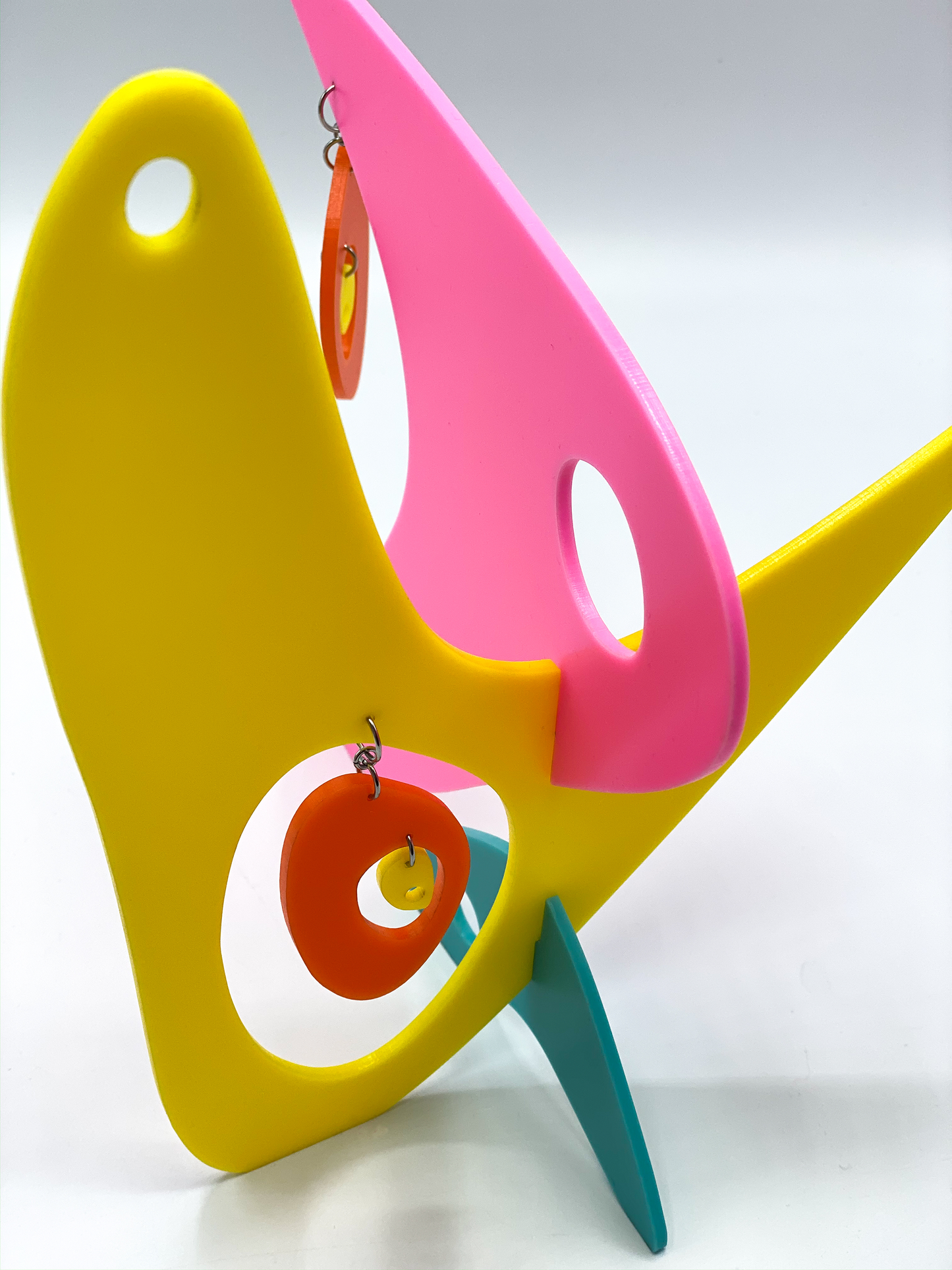 Les boucles d'oreilles modernistes + sculpture d'art stable 